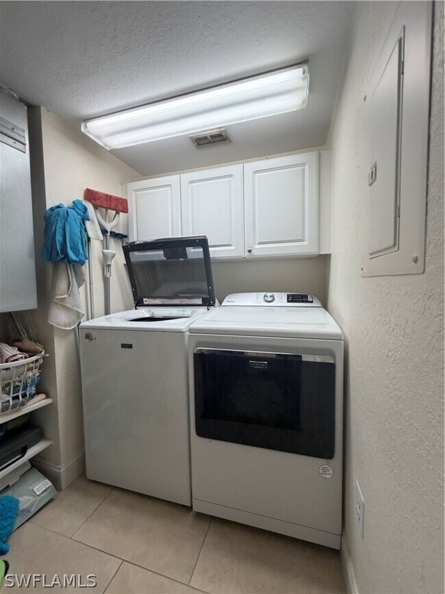 Building Photo - 8214 Key Royal Cir