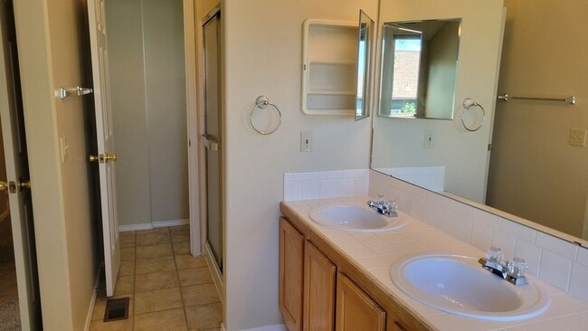 Building Photo - 4 Bed 3 Bath off Dublin/Powers w/AC- Avail...