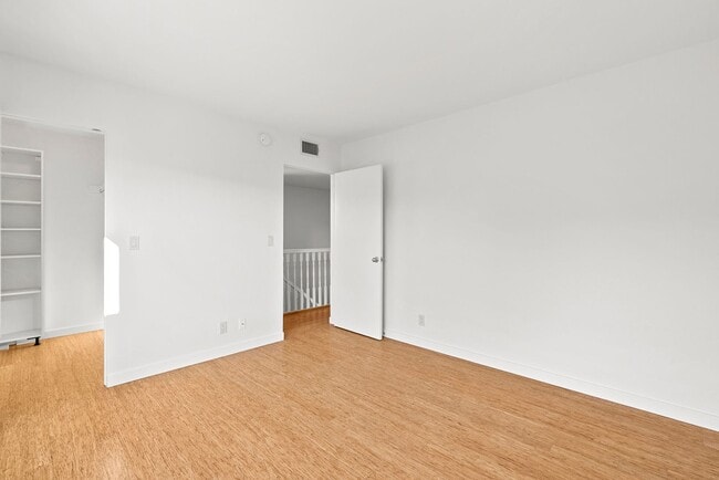 Building Photo - Gorgeous 3+3 Private Single Family Townhou...