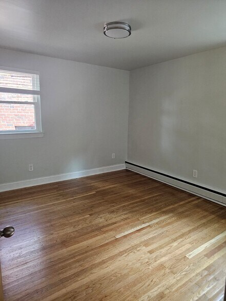 Building Photo - 31 St Albans Ave