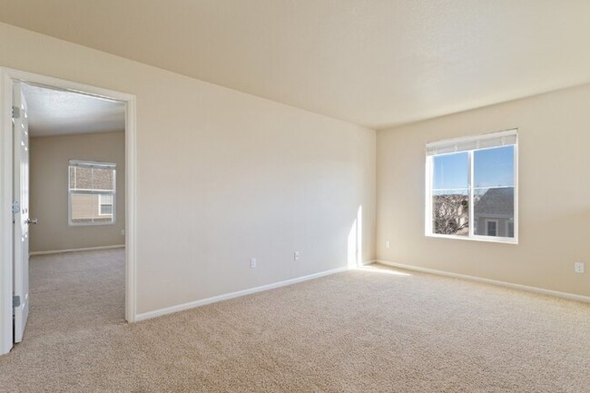 Building Photo - Double Primary Suite Townhome 2 bed, 2.5 b...