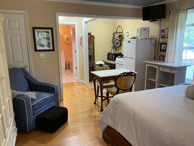 Building Photo - 198 Schools Dr