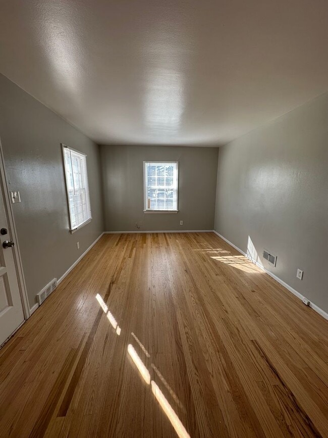 Building Photo - MOVE IN SPECIAL! 2 WEEKS RENT FREE WITH A ...