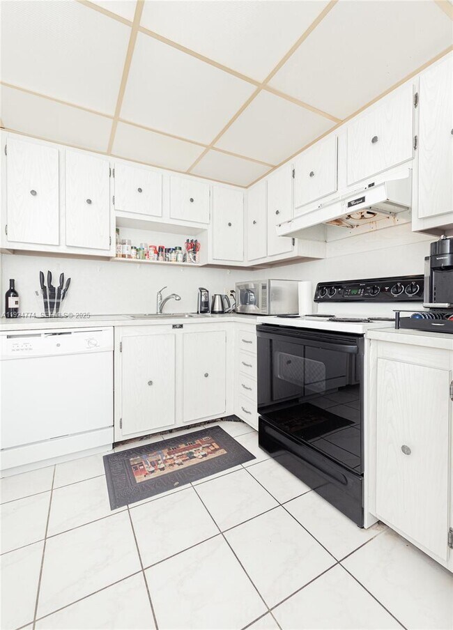 Building Photo - 3800 S Ocean Dr