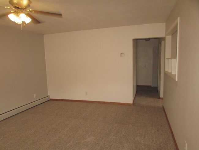 Building Photo - 3 BEDROOM | 1 BATH | SOUTH | DETACHED GARAGE