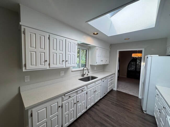 Building Photo - Spacious Single Level Home with Swimming Pool in Alamo Available Now!