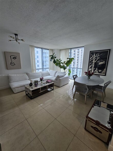 Building Photo - 1060 Brickell Ave