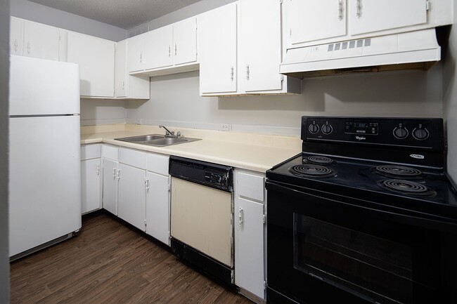 Building Photo - Spacious, affordable two bedroom townhouse just minutes from shopping and dining in Gastonia!