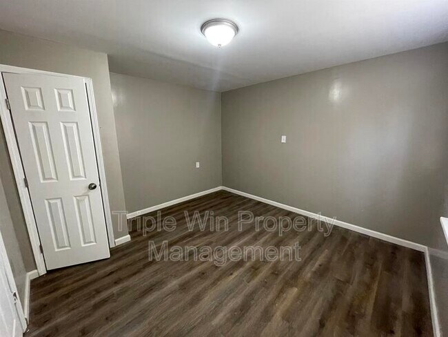 Building Photo - 10261 Imperial Dr