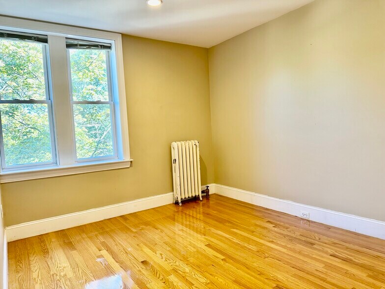 Building Photo - 76 Egmont St