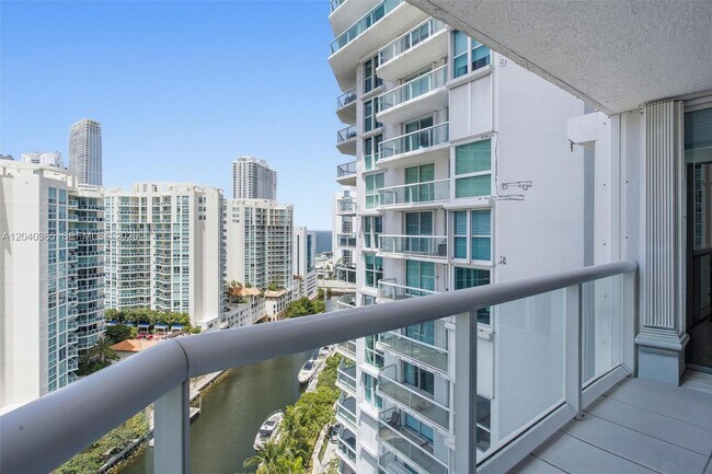 Building Photo - 16500 Collins Ave