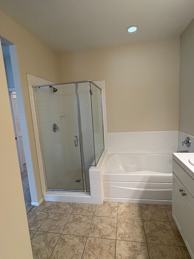 Building Photo - Spacious Townhome in Ventura!