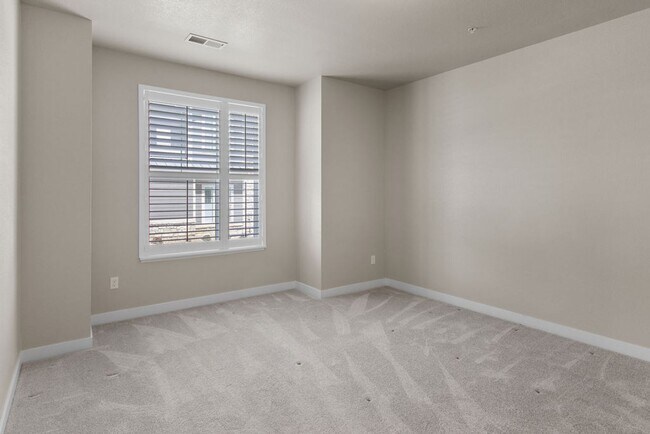 Building Photo - 2 Bedroom 2 Bathroom Ground Floor Townhome in Centerra