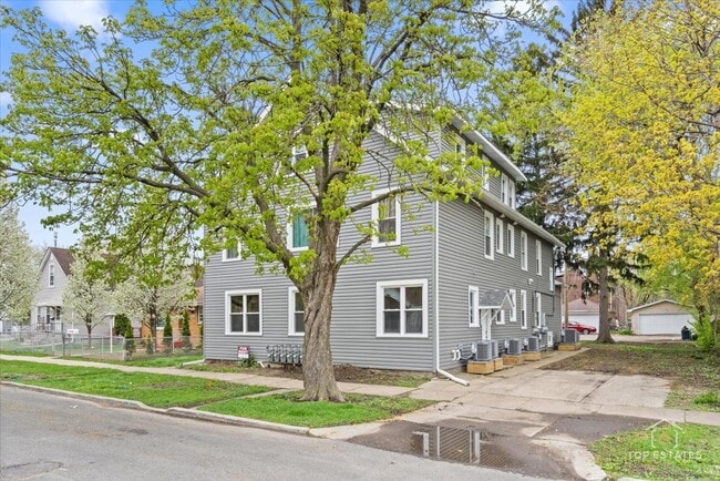 Building Photo - 1542 Victoria Ave