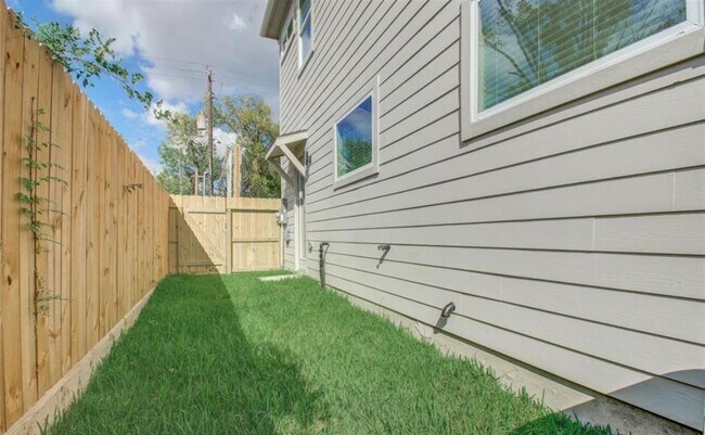 Building Photo - 5823 Highland Sky Ln