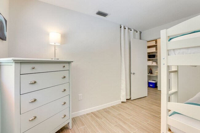 Building Photo - Charming 3/2 Available Now! Furnished or U...