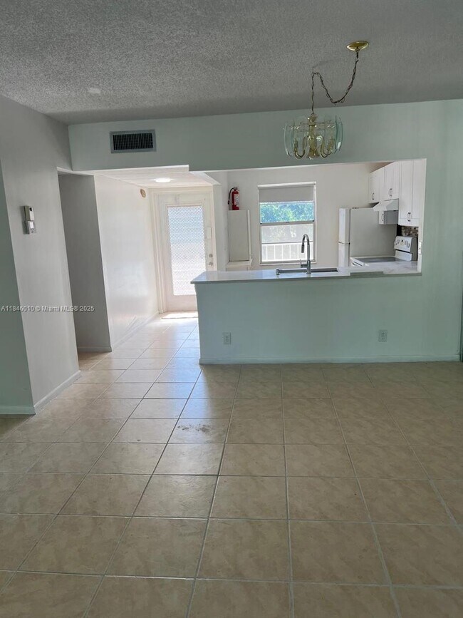 Building Photo - 1015 Country Club Dr