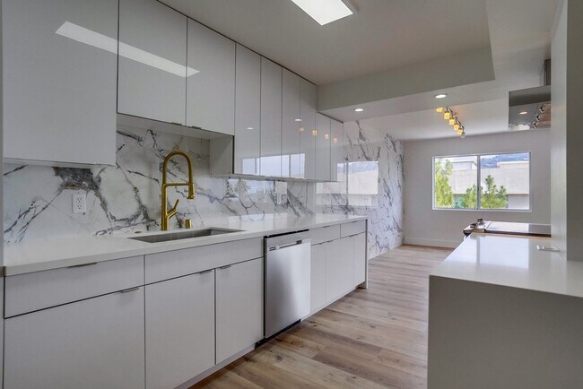 Building Photo - 435 N Oakhurst Dr