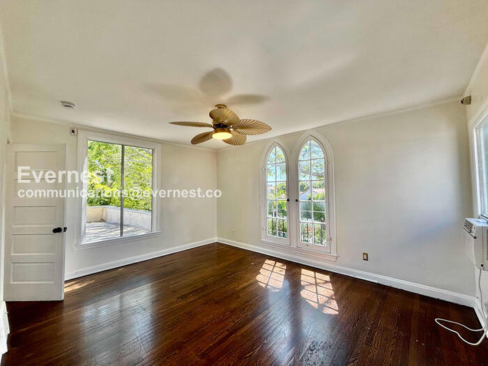 Building Photo - 132 N Crescent Heights Blvd