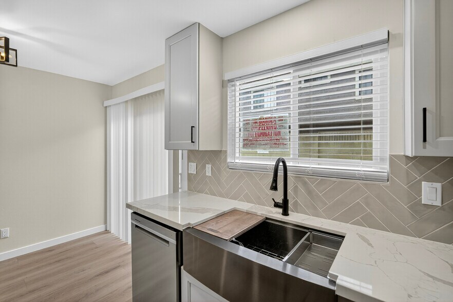 Building Photo - 11972 Walnut St