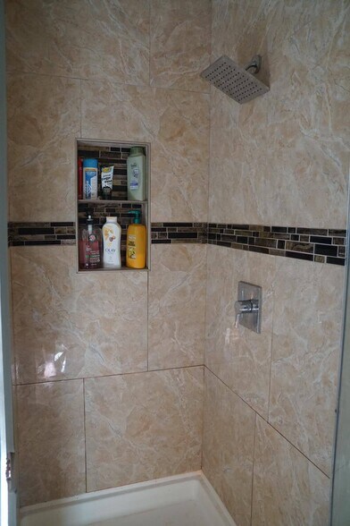 Master Bath - 3713 Sun West Ter
