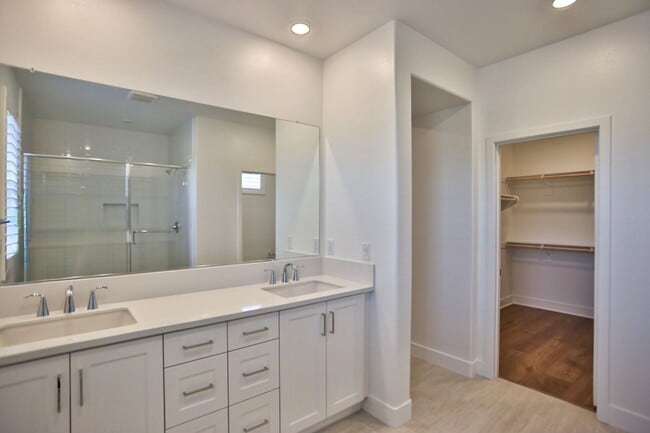 Building Photo - 5 Bedroom SFR in Irvine