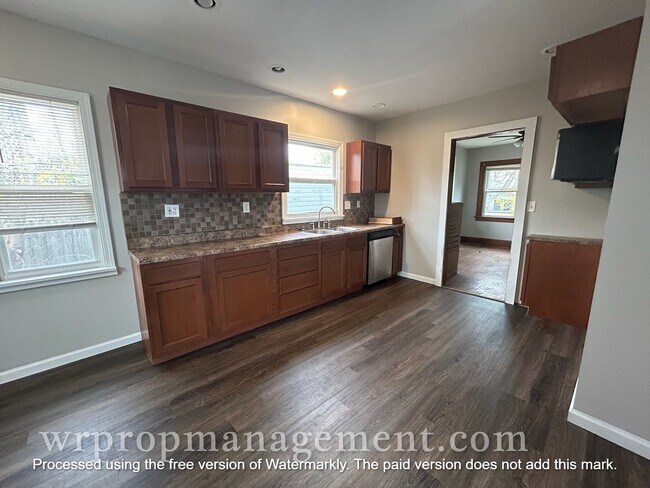 Building Photo - 3 Bed 1 Bath Home is West Toledo Library Neighborhood