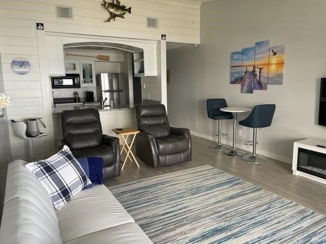 Building Photo - 801 River Rd