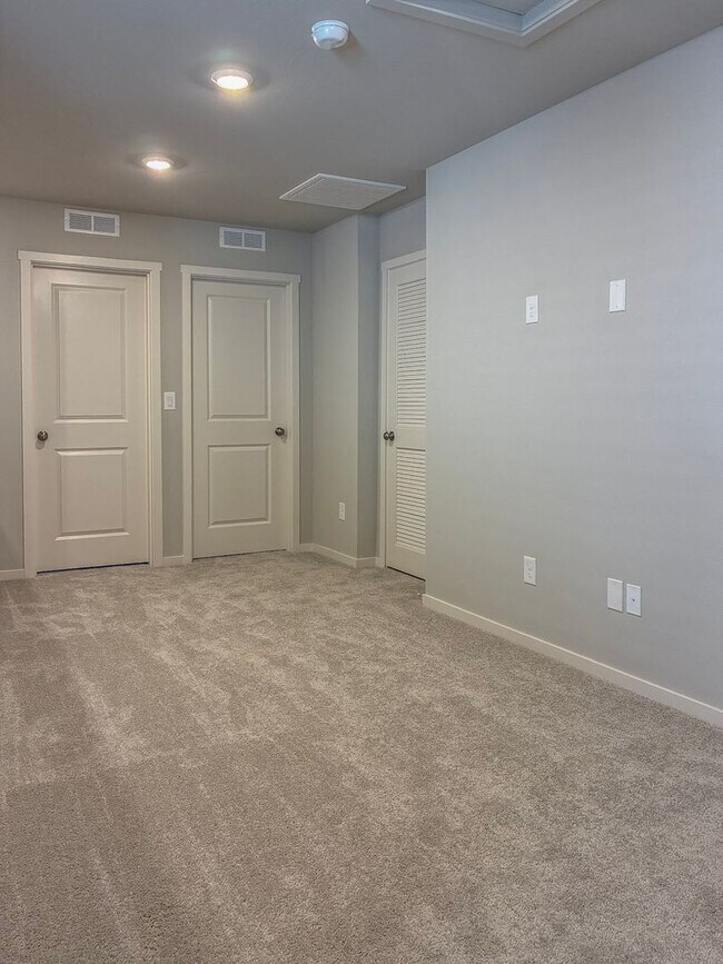 Building Photo - New Townhome 3 Bedroom Available now in Smith Creek Neighborhood