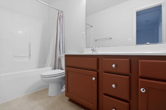 Building Photo - Welcome to a gorgeous end unit townhouse, located in the Heather Hills community.