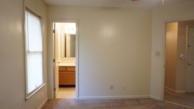 Building Photo - 2808 Rosemeade Dr