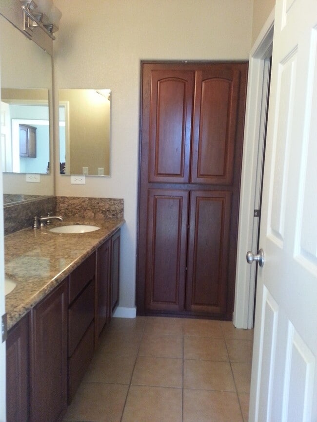 Building Photo - Located in a great neighborhood 5Bdm 3Ba Home With 2 Car Garage