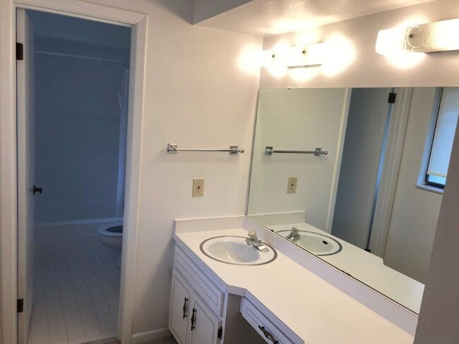 Building Photo - 3 Bedroom 2 Bathroom Condo at Palomar Plac...