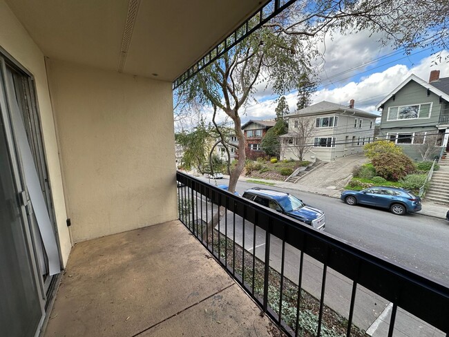 Building Photo - Spacious 1 Bedroom near Lake Merritt! FIRS...