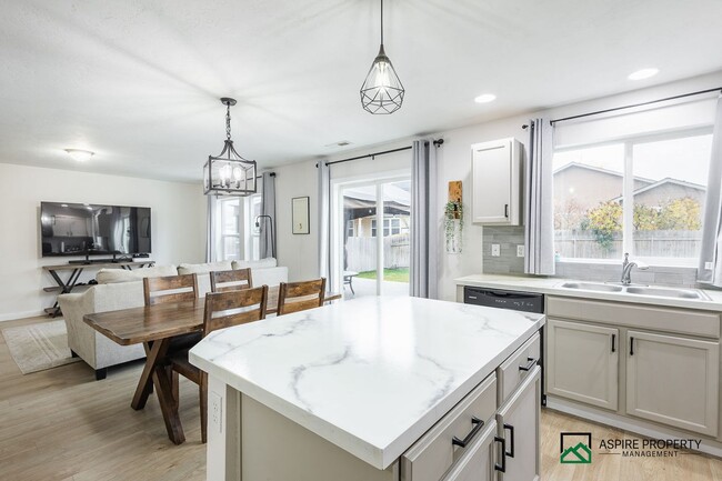 Building Photo - 3 Bed 2.5 Bath Home