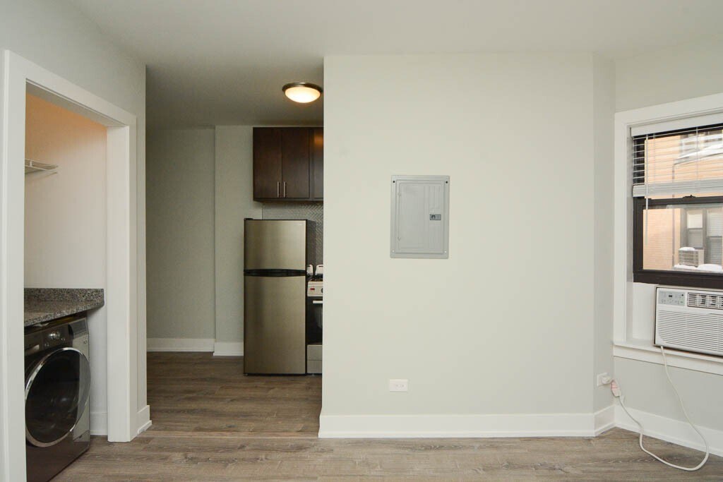 Building Photo - 533 W Belden Ave