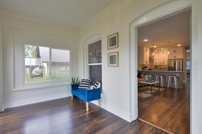 Building Photo - Beautifully remodeled 3 Bedroom Bungalow in Old Town