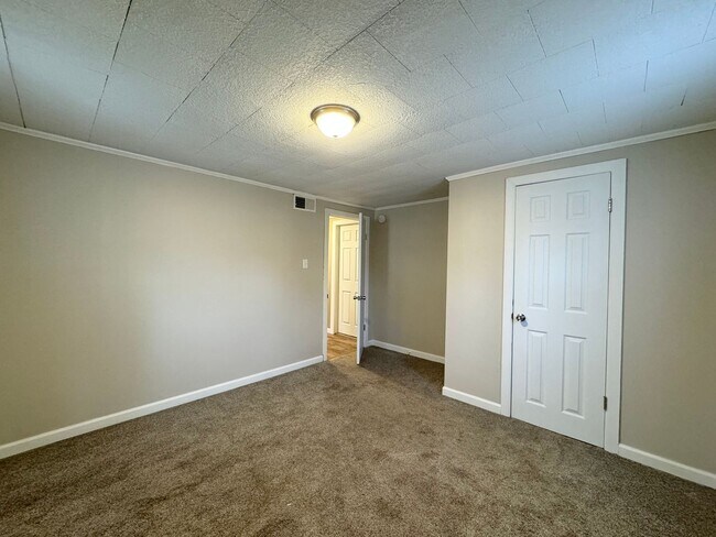 Building Photo - DEPOSIT MOVES YOU IN! Pay No Rent Until Oc...