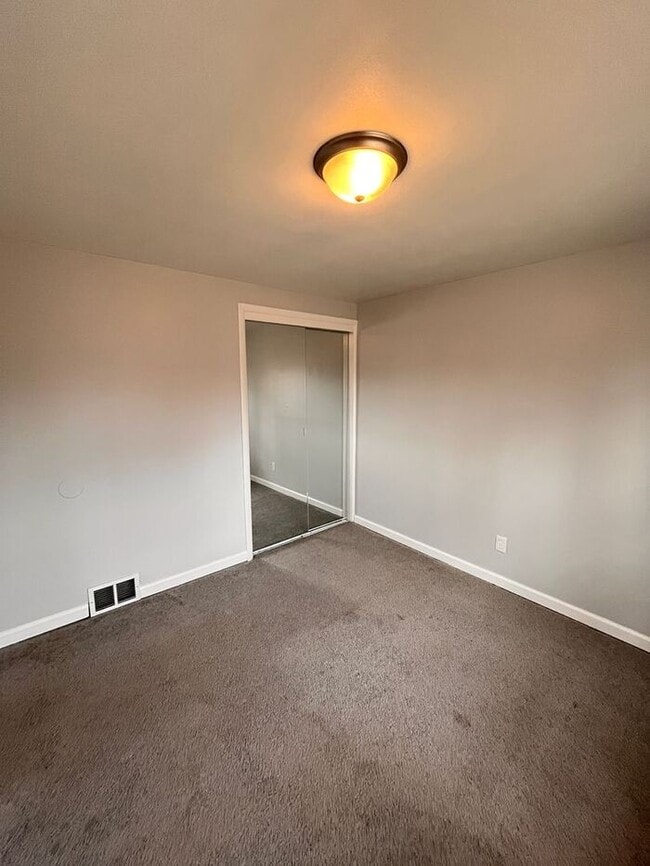 Building Photo - Charming 2-Bedroom Duplex Home / Pet-Frien...