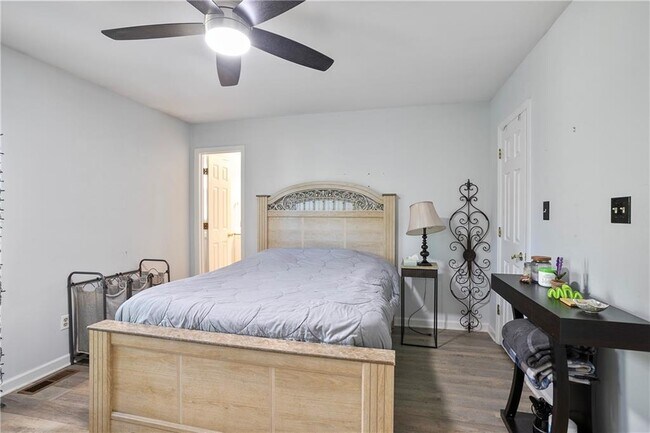 Building Photo - 2584 Old Roswell Rd