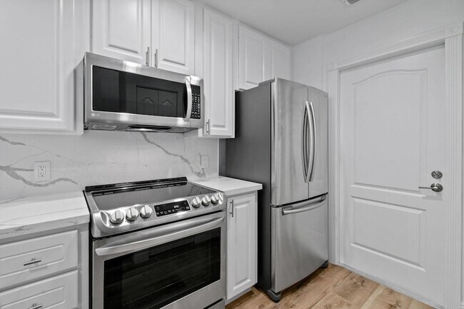 Building Photo - 354 Jacaranda Dr