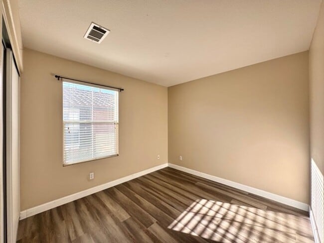 Building Photo - Beautiful and Spacious 3 Bedroom 2.5 Bath ...