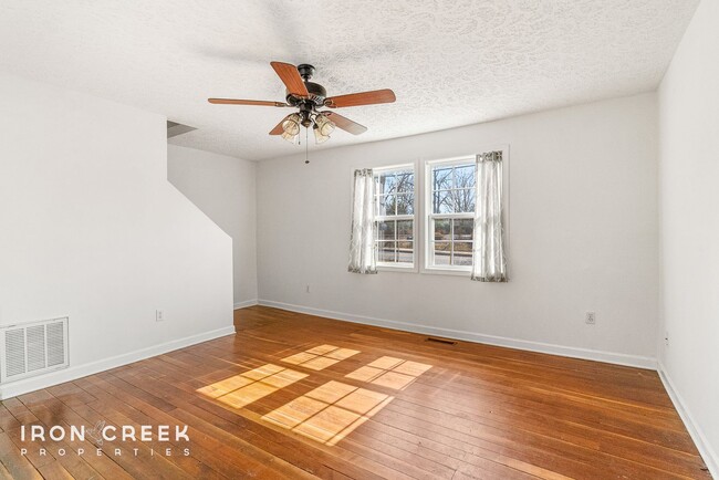 Building Photo - Charming 2-Bedroom Duplex in East Asheville