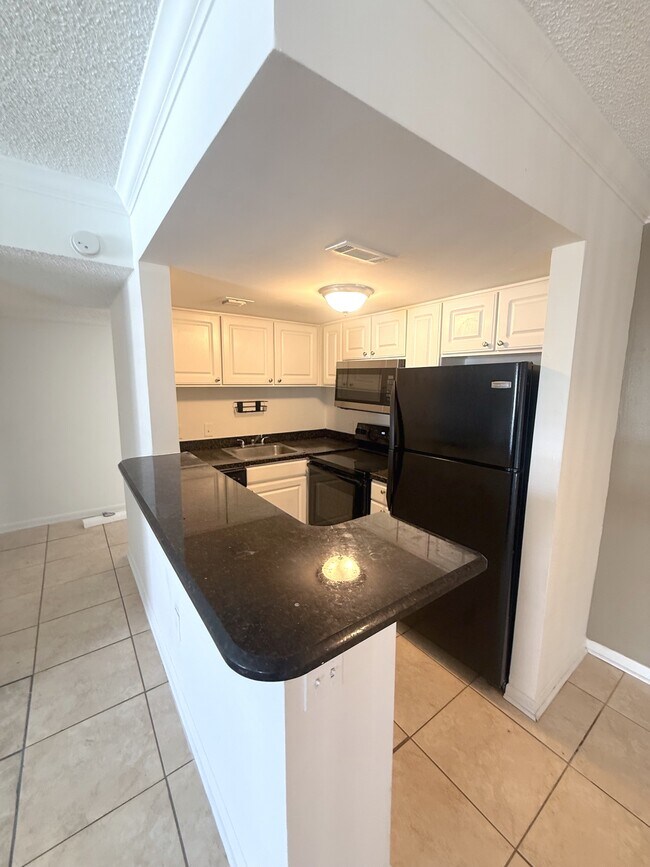 Building Photo - 2557 N Alafaya Trail