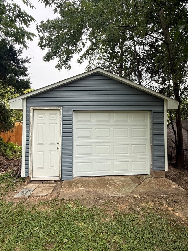 Building Photo - 9914 Clyde Ave