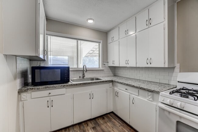 Building Photo - 711 Cherokee Dr