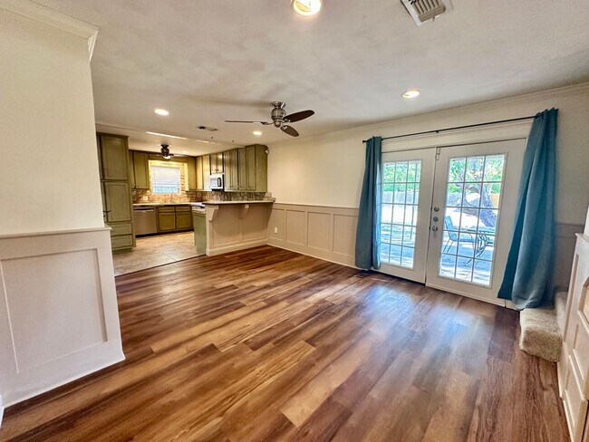 Building Photo - 5719 Fairview Dr