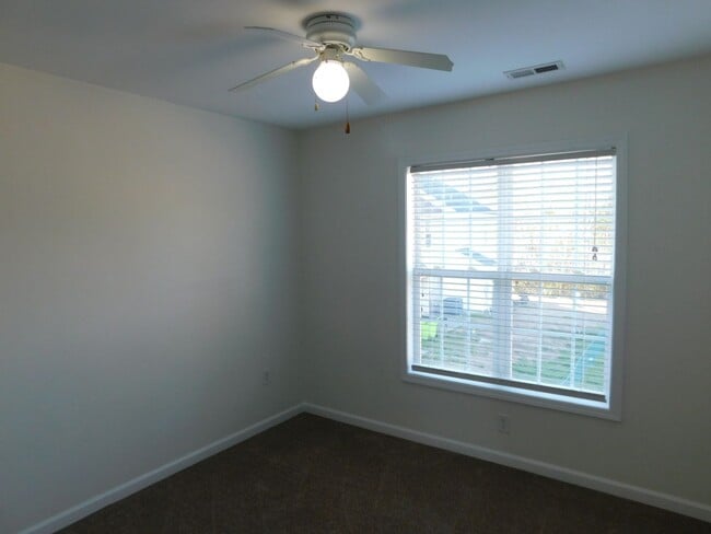 Building Photo - Townhouse Located Conveniently Near Base