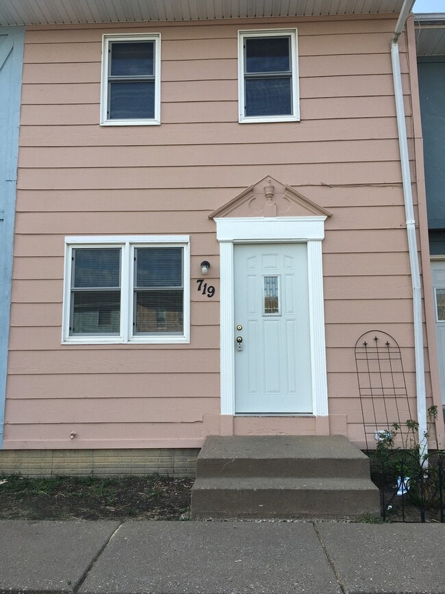 Building Photo - 2 bedroom townhouse- located near frisbee ...