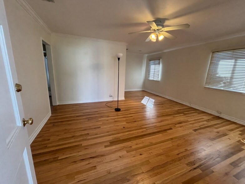 Building Photo - 534 N Niagara St